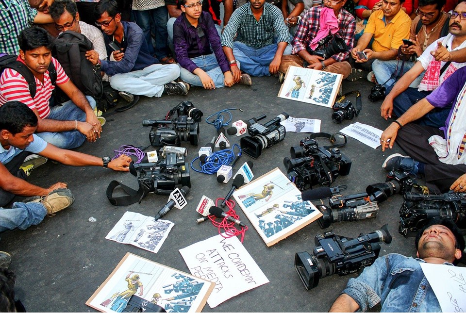 Jurnalis adalah salah satu khalayak aktif komunikasi politik